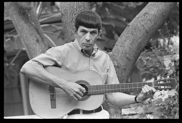 Slika na platnu Leonard Nimoy plays guitar, 1966