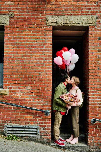 Poster Couple kissing in doorway while on