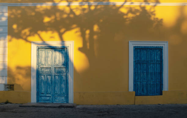 Poster Sunlit facade of colorful colonial building