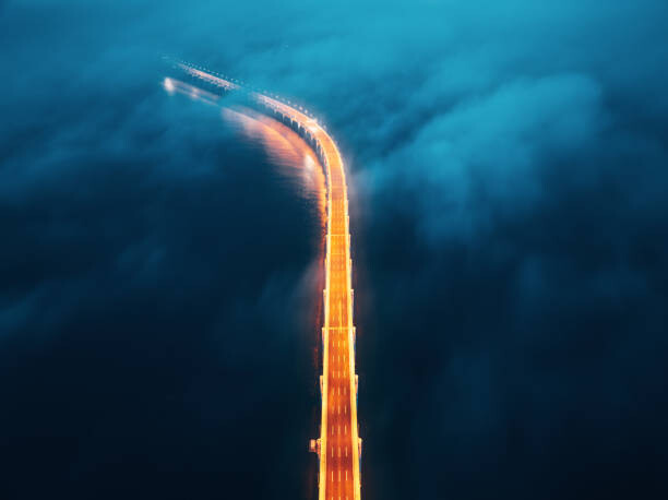 Плакат A cross-sea bridge in the fog at night