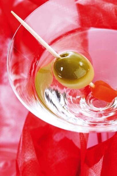 Poster Glass of Martini with green olive, close-up
