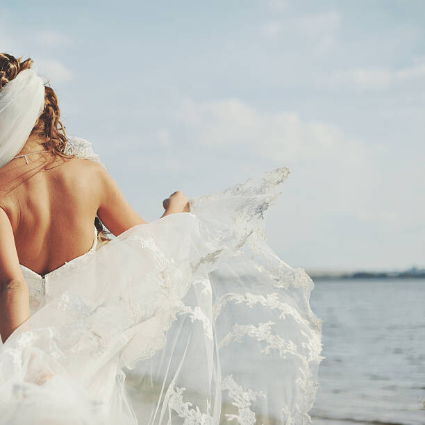 Poster Happy newlywed young caucasian couple