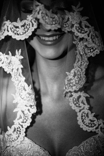 Poster Smiling bride under the elegant translucent veil