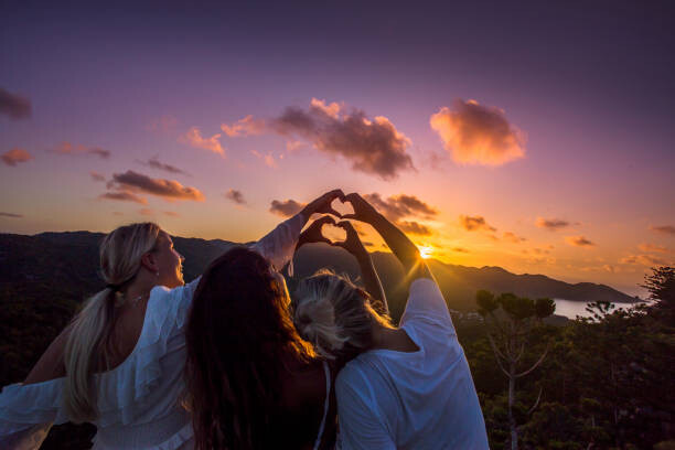 Poster Travelers climb atop a building to