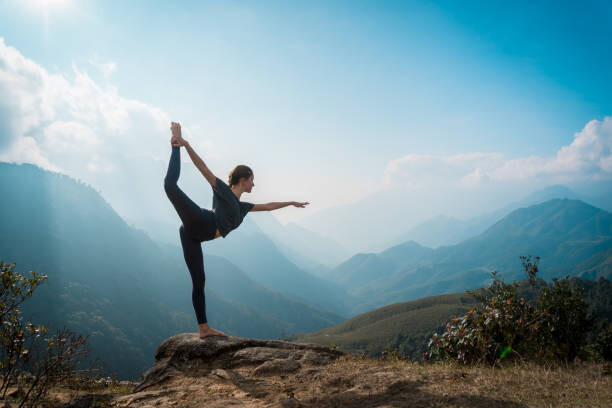 Poster Woman training yoga, mountains on background