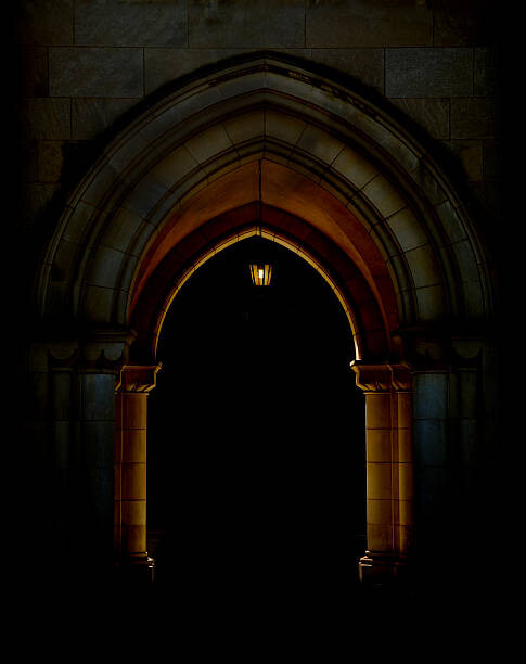 Футболка Stone archway lit by lantern