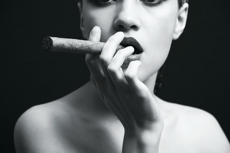 Tableau sur verre Passionate Woman - Cigar b&w