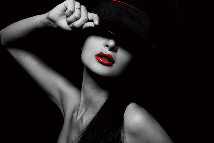 Tableau sur verre Passionate Woman - Hat and Red Lips b&w