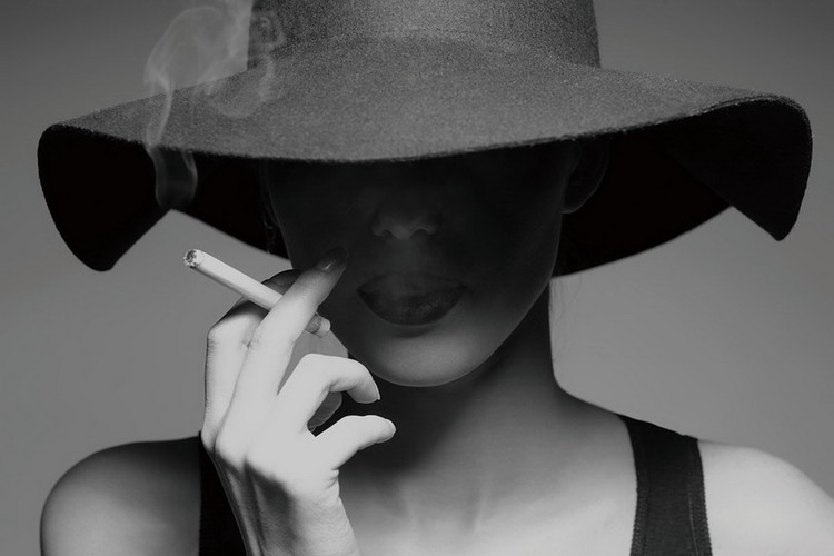 Tableau sur verre Passionate Woman - Smoking b&w