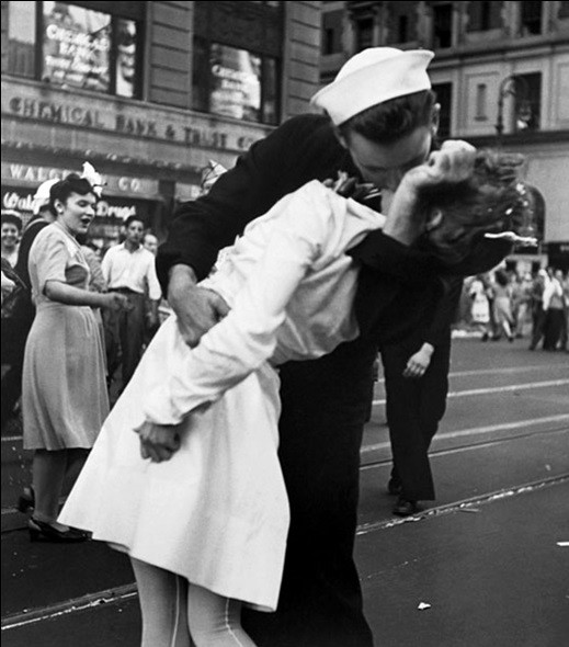 New York Kissing The War Goodbye At The Times Square 1945 Juliste