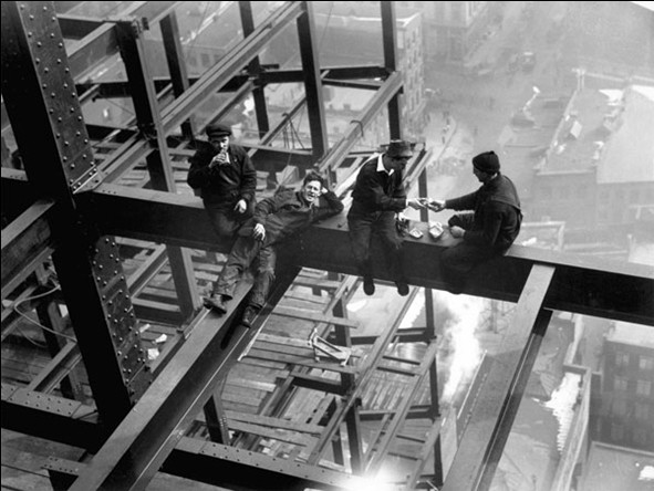 Workers eating lunch atop beam 1925 Taidejuliste