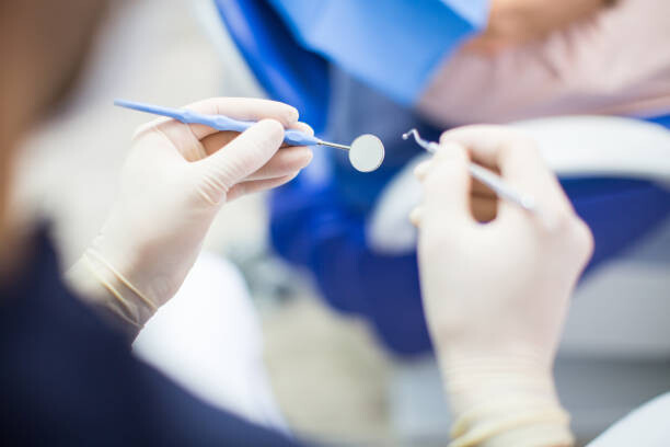 Ταπετσαρία Dentist at work with tools