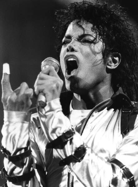 proza Metropolitan Portret MICHAEL JACKSON The King of Pop' Wall Mural | Buy online at Europosters