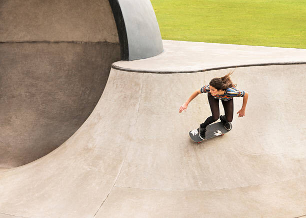Camisola Young woman skateboarding