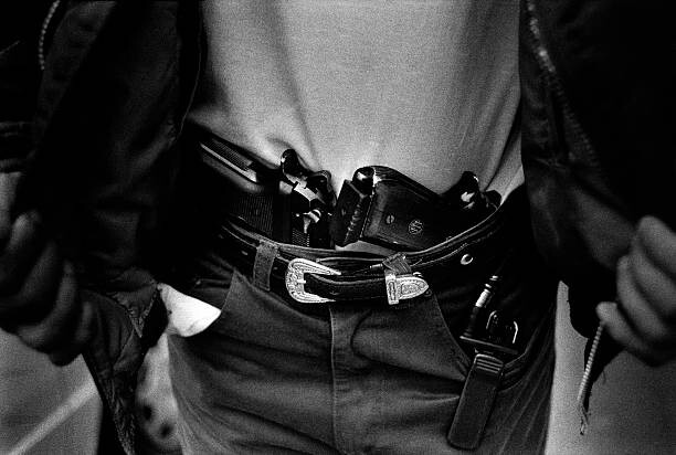 Αφίσα An undercover police officer shows his