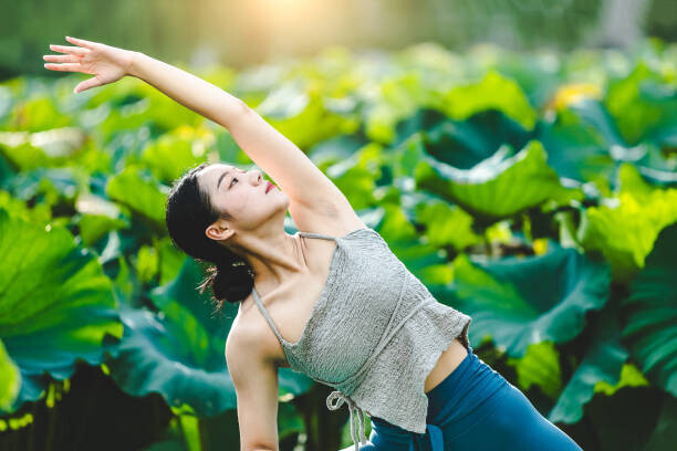 Αφίσα By the lotus pond, a young