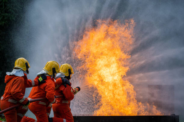 Αφίσα Firefighters are extinguishing the fire.