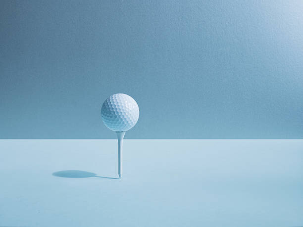 Αφίσα Golf ball balancing on tee