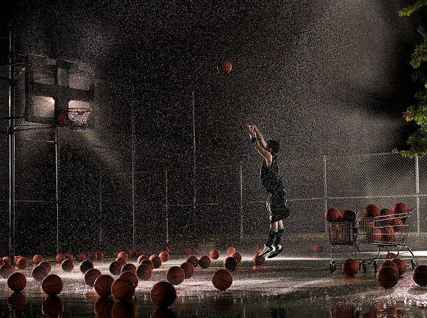 Αφίσα Man shooting basketball at night in