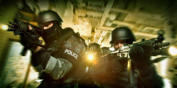 Αφίσα Police on the move aiming rifles