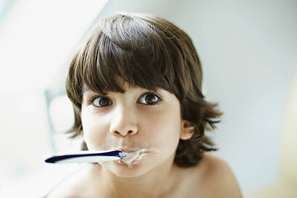 Αφίσα Portrait of boy (7-9) brushing teeth