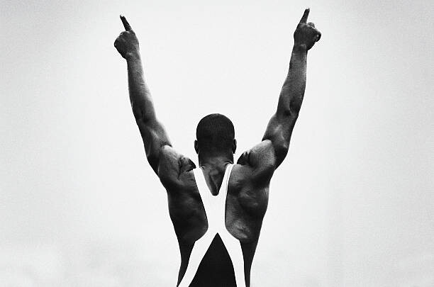 Αφίσα Runner giving victory sign