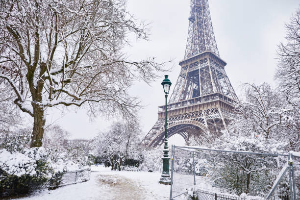 Αφίσα Scenic view of Eiffel tower on snowy day