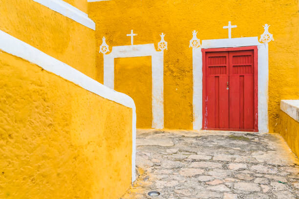 Αφίσα Yellow narrow alley in Izamal, Yucatan, Mexico