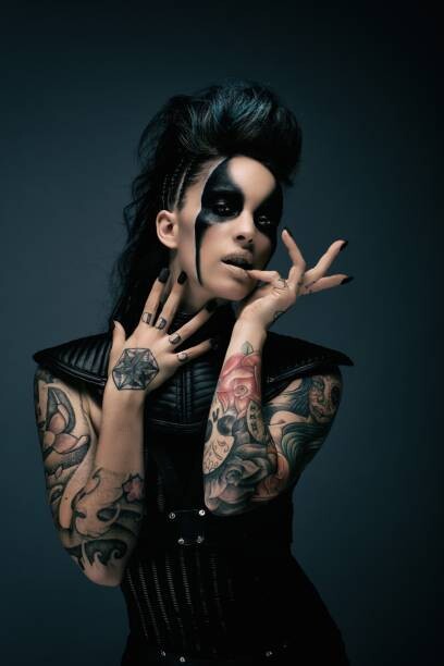 Αφίσα Young woman cyberpunk, tattooed, finger in