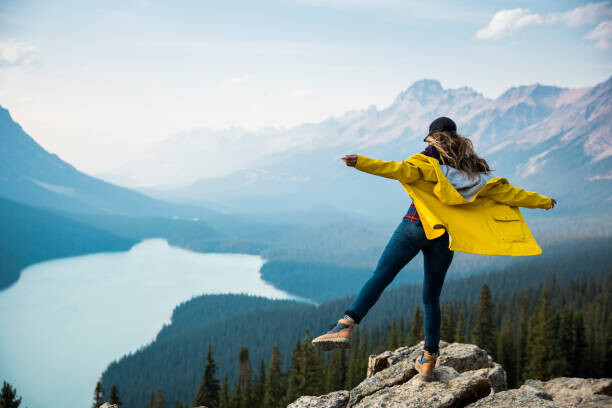 Εκτύπωση καμβά A woman standing on a rocky