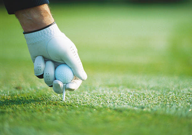 Εκτύπωση καμβά Golfer's gloved hand teeing up, close-up