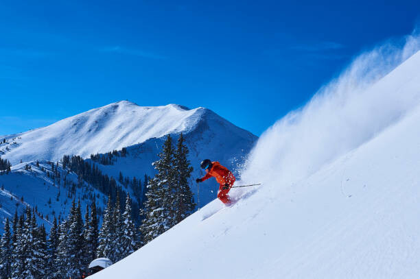 Εκτύπωση καμβά Man skiing down steep snow covered