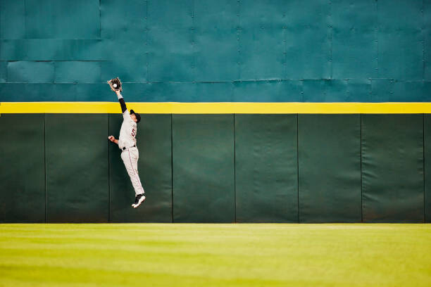 Εκτύπωση καμβά Wide shot baseball player jumping for