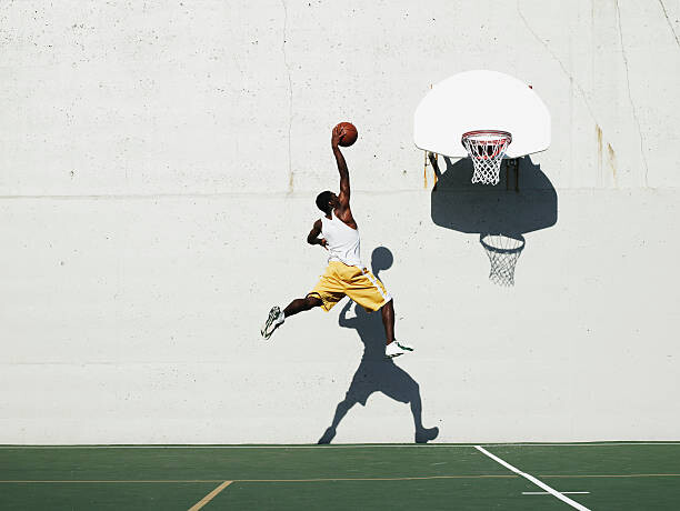 Εκτύπωση καμβά Young man shooting at basketball hoop