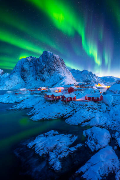 Плакат Northern lights with Festhelltinden peak and