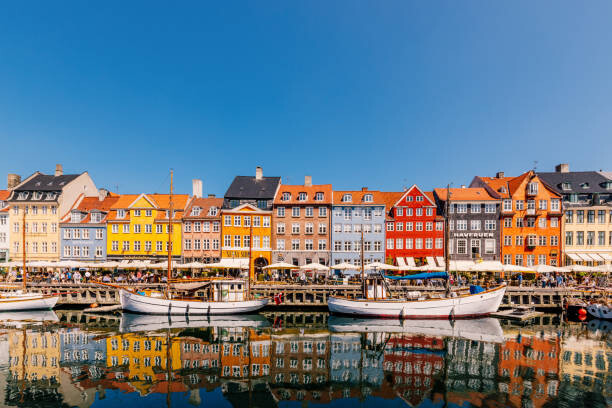 Картината върху платно Multi-colored vibrant houses along Nyhavn harbour