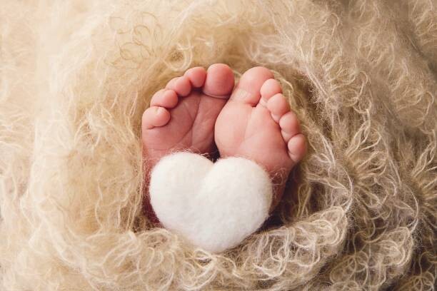 Картината върху платно Newborn Feet